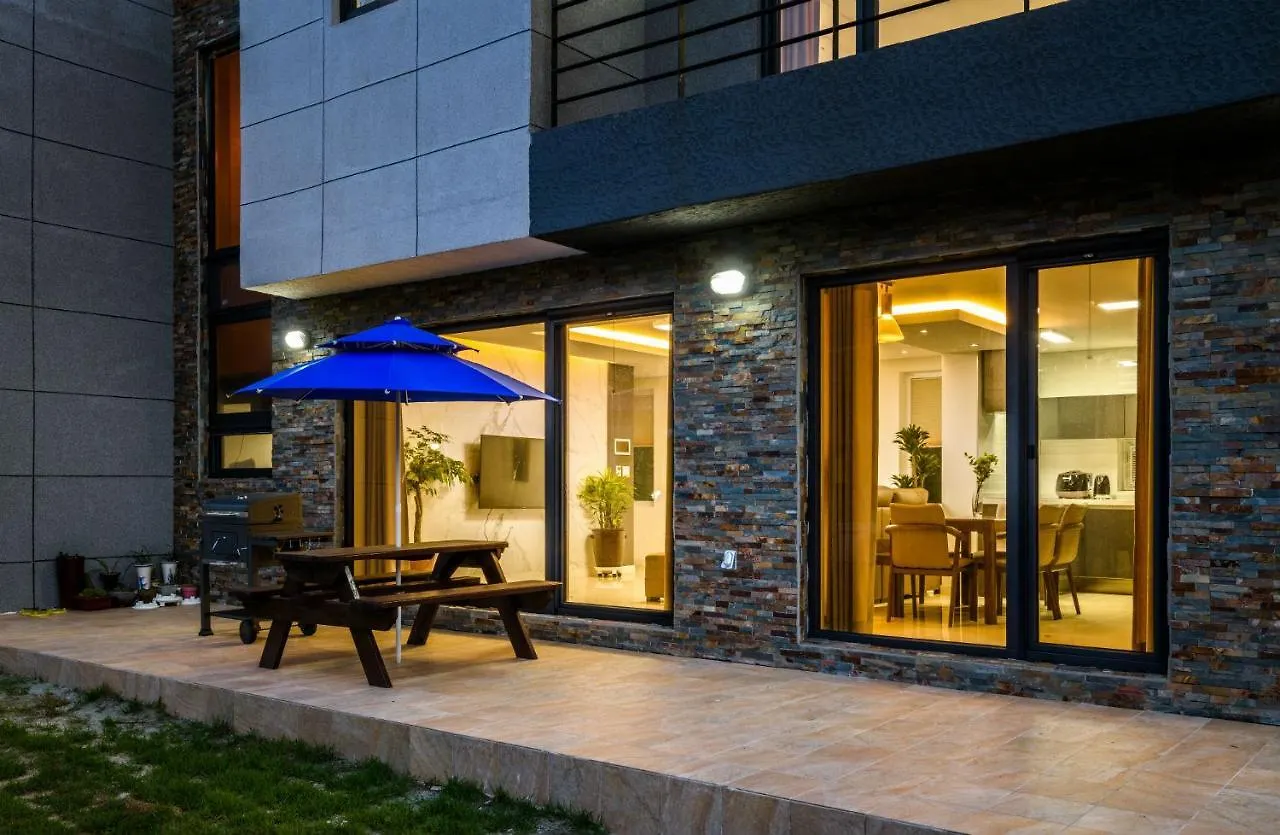 Apartamento Chandelier Pension Jeju